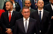 صورة تجمع هريستيجان ميكوسكي رئيس وزراء مقدونيا الشمالية الجديد وأعضاء من الحكومة