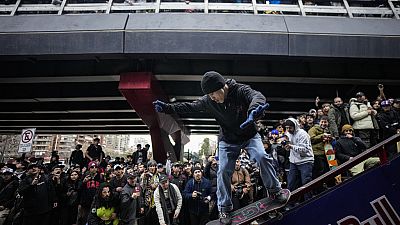 Tausende von Skateboardern sind durch die Straßen von Santiago gezogen, um den Welt-Skateboarding-Tag zu feiern. 