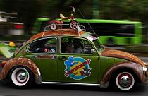 Veículos Volkswagen Beetle desfilaram na Cidade do México no domingo