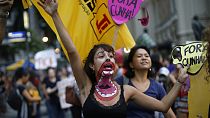 نساء يرددن شعارات ضد التغييرات المحتملة في قوانين الإجهاض في البرازيل