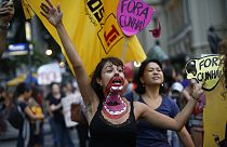 Manifestanti Brasiliane in strada per manifestare contro nuova proposta di legge sull'aborto