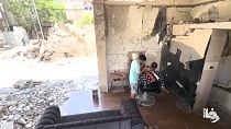 Umgeben von Trümmern schneidet der 26-Jährige Abdullah Tawfiq Ramada einem Kunden die Haare. 