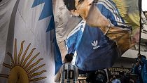 TIfosa Argentina con bandiera raffigurante Diego Armando Maradona