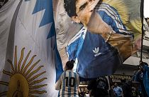 TIfosa Argentina con bandiera raffigurante Diego Armando Maradona