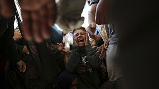 Palästinenser trauern um ihre Angehörigen, die bei der israelischen Bombardierung des Gazastreifens getötet wurden, Montag, 24. Juni 2024. 