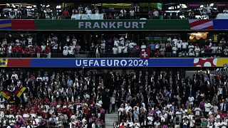 Los aficionados esperan el partido del Grupo A entre Suiza y Alemania en el torneo de fútbol Euro 2024 en Frankfurt, Alemania, domingo 23 de junio.
