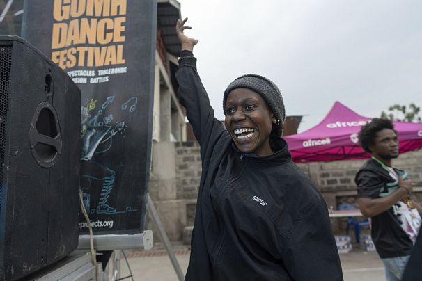 Virginie Magumba, 22 ans, danseuse professionnelle, applaudit lors du festival annuel de danse de Goma, le 15 juin 2024