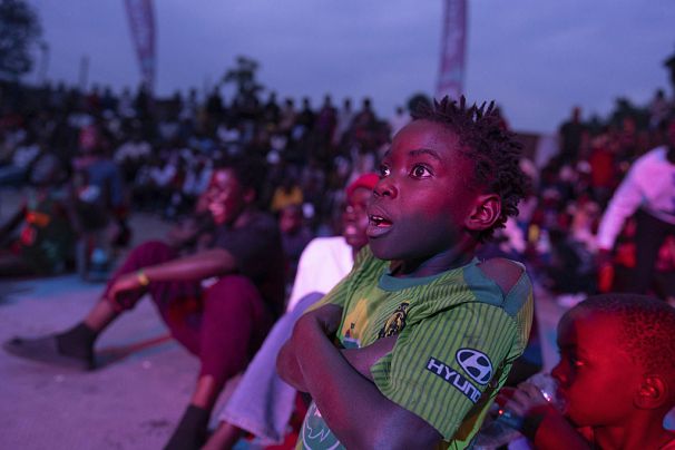 Un jeune spectateur au festival annuel de danse de Goma
