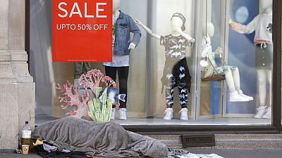 Ein Obdachloser schläft vor einem geschlossenen Geschäft in London, Donnerstag, 14. Mai 2020.