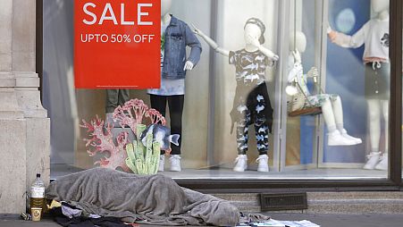 Ein Obdachloser schläft vor einem geschlossenen Geschäft in London, Donnerstag, 14. Mai 2020.