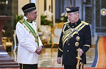 ملك ماليزيا السلطان إبراهيم إسكندر يتحدث مع رئيس الوزراء أنور إبراهيم بعد حفل أداء اليمين في القصر الوطني في كوالالمبور