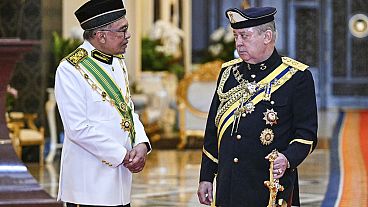 ملك ماليزيا السلطان إبراهيم إسكندر يتحدث مع رئيس الوزراء أنور إبراهيم بعد حفل أداء اليمين في القصر الوطني في كوالالمبور