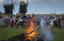 Ucranianos celebram solstício de verão com festival de inspiração pagã 