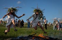 Ουκρανές γυναίκες πηδούν πάνω από τη φωτιά σε μια παραδοσιακή γιορτή για το θερινό ηλιοστάσιο κοντά στην πρωτεύουσα Κίεβο. Κυριακή 23 Ιουνίου 2024. 