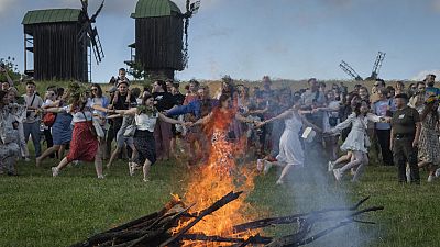 Imagen de un grupo de ciudadanos ucranianos que se han dado cita en festival de Ivana Kupala, cerca de Kiev.