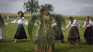 Ukrainische Frauen in traditioneller Kleidung tanzen bei einer traditionellen Mittsommernachtsfeier, Sonntag, 23. Juni 2024.