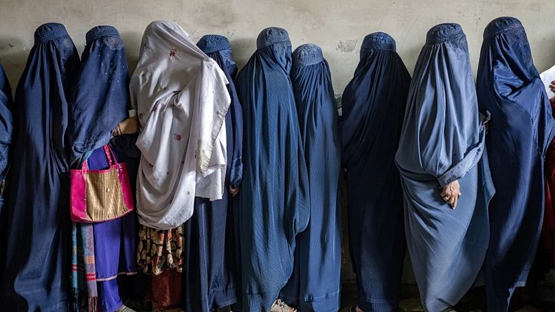 Afgán nők élelmiszer fejadagra várnak Kabulban