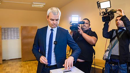 Archív fotó: Kosztadin Kosztadinov, az oroszbarát Újjászületés elnöke szavaz