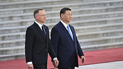 El presidente chino, Xi Jinping, y el presidente polaco, Andrzej Duda, asisten a la ceremonia de bienvenida en el Gran Salón del Pueblo de Pekín, el lunes 24 de junio de 2024. (Pedro Pardo/Po