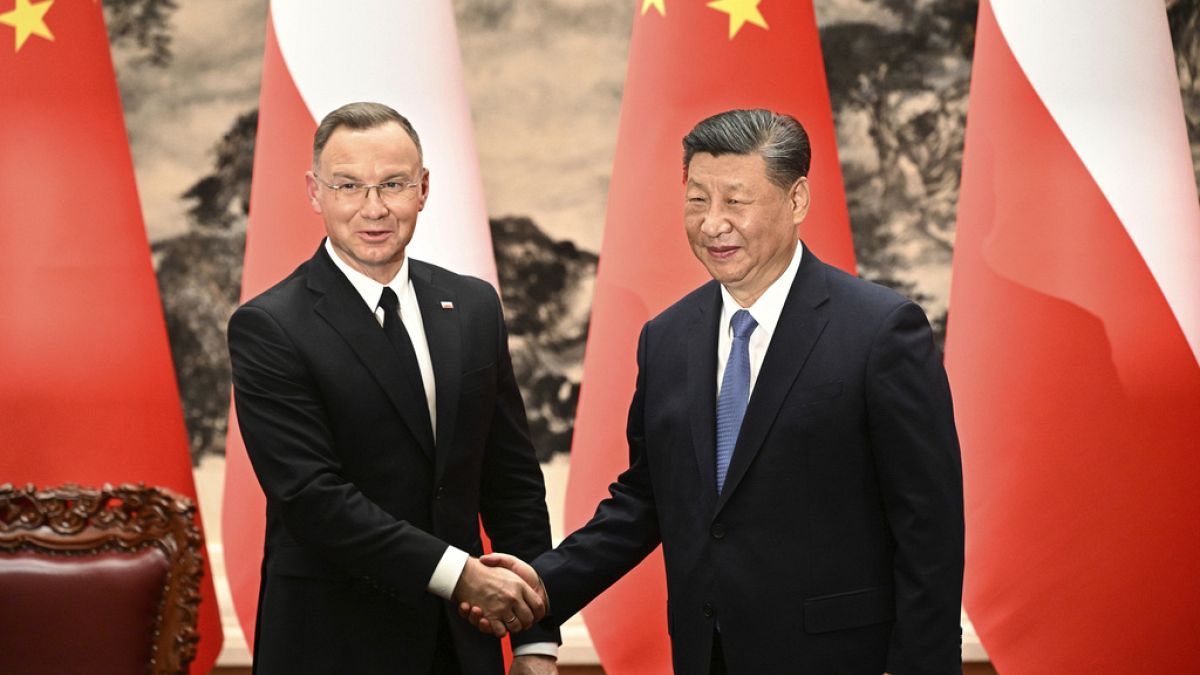 Presidente da China, Xi Jinping e Presidente da Polónia, Andrzej, apertam as mãos. Segunda-feira, 24 de junho 2024 j