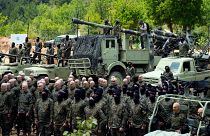 DOSYA - Lübnanlı militan grup Hizbullah'ın savaşçıları 21 Mayıs 2023 Pazar günü Lübnan'ın güneyindeki Jezzine Bölgesi'nde yer alan Aaramta köyünde bir eğitim tatbikatı gerçekleştiriyor.