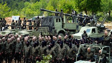 DOSYA - Lübnanlı militan grup Hizbullah'ın savaşçıları 21 Mayıs 2023 Pazar günü Lübnan'ın güneyindeki Jezzine Bölgesi'nde yer alan Aaramta köyünde bir eğitim tatbikatı gerçekleştiriyor.