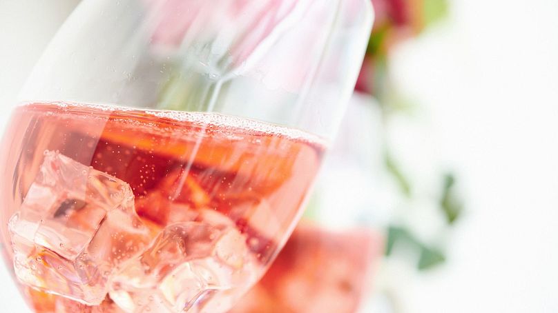 Sparkling rosé served with ice