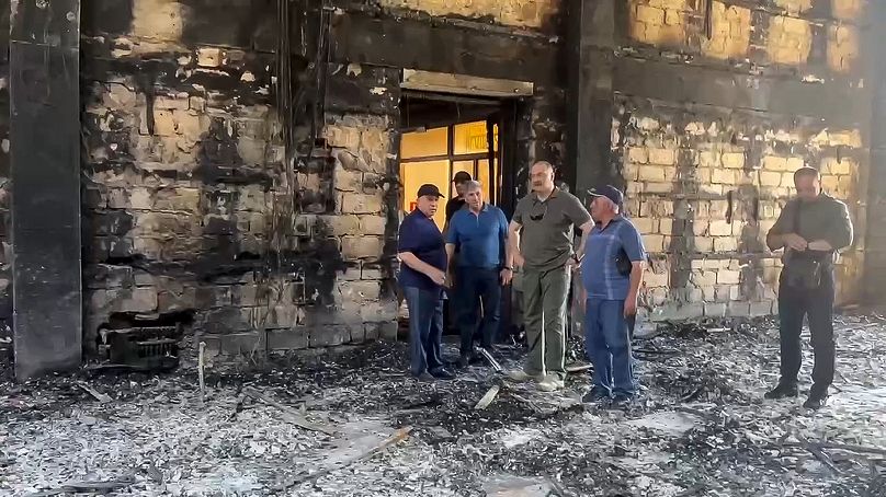 Кадр из видео, опубликованного Telegram-каналом главы Республики Дагестан Сергеем Меликовым. Он посещает сожжёную синагогу Келе-Нумаз в Дербенте, 24 июня 2024 г.