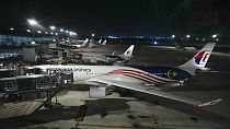 طائرة تابعة للخطوط الجوية الماليزية متوقفة كانت في طريقها إلى بانكوك عادت إلى مطار كوالالمبور الدولي بعد أن واجهت "مشكلة في الضغط"