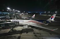 طائرة تابعة للخطوط الجوية الماليزية متوقفة كانت في طريقها إلى بانكوك عادت إلى مطار كوالالمبور الدولي بعد أن واجهت "مشكلة في الضغط"
