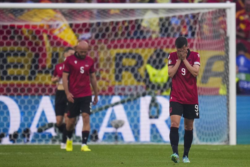 Des joueurs albanais déçus après la défaite contre l'Espagne qui les élimine de l'Euro 2024.