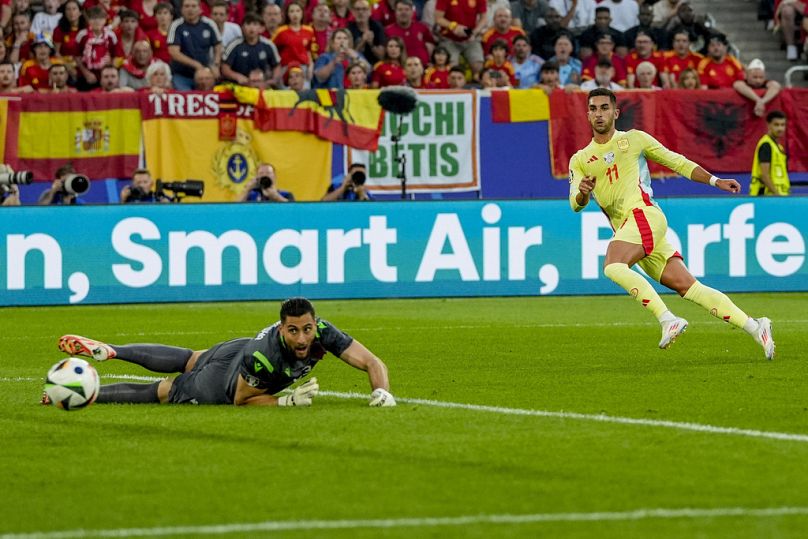 L'Espagnol Ferran Torres marque le premier et seul but de son équipe lors du match du Groupe B entre l'Albanie et l'Espagne.