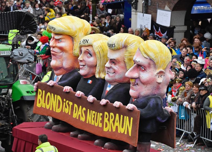 „A szőke az új barna” – a düsseldorfi karneválon 2017-ben Donald Trump, Marine Le Pen, Geert Wilders és Adolf Hitler képmásával vonultak fel