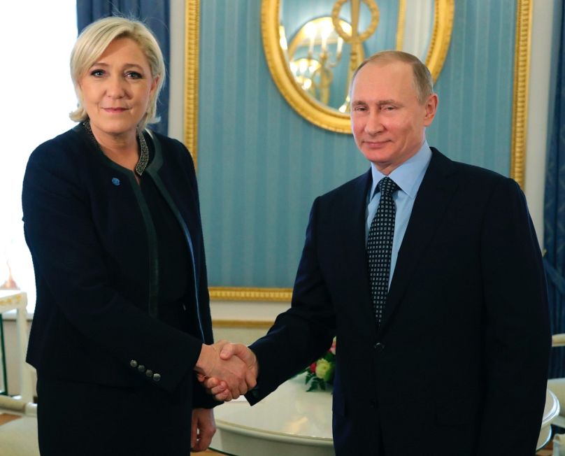 Marine Le Pen és Vlagyimir Putyin kézfogása a Kremlben, 2017-ben