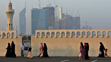 BAE'li kadınlar, Birleşik Arap Emirlikleri'nin Dubai şehrinde yürürken, 30 Eylül 2008 Salı (Arşiv)