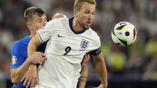 Il centravanti inglese Harry Kane contende il pallone a Jaka Bijol della Slovenia durante l'ultima partita del Gruppo C di Euro 2024 a Colonia