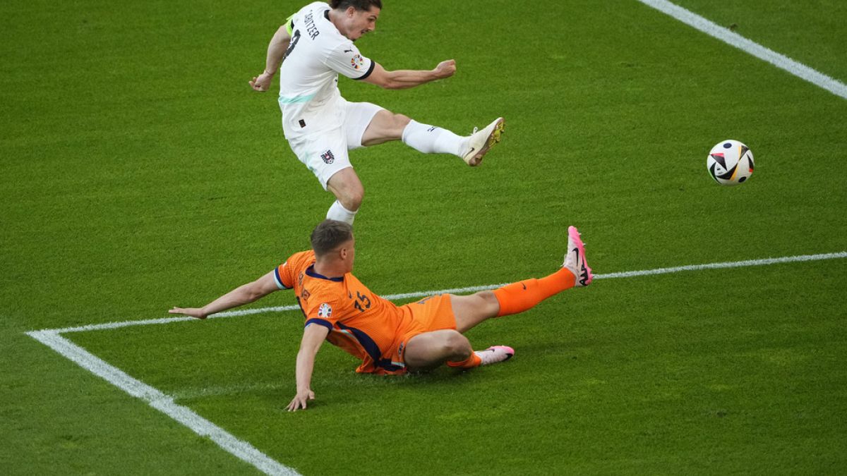 Imagen del momento en el que Marcel Sabitzer marca el gol que da el triunfo a Austria ante la selección de Países Bajos, en el último partido del Grupo D, en la Eurocopa de fú