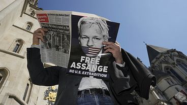 Assange szabadon engedését követelő tüntető Londonban