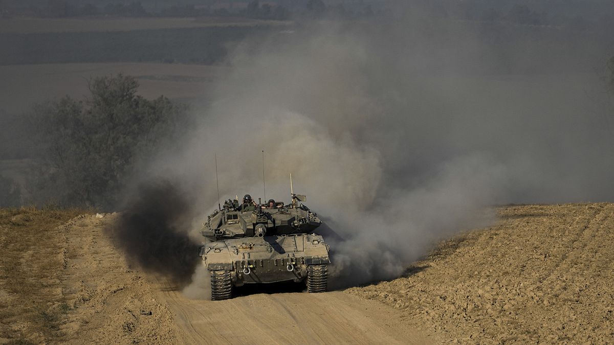 İsrail askerleri, İsrail-Gazze sınırı yakınlarında bir tankı sürerken, 5 Haziran 2024