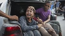 Trauer von Kindern unterwegs zum Leichenschauhaus nach einem Angriff in Chan Younis im Gazastreifen