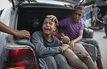 Trauer von Kindern unterwegs zum Leichenschauhaus nach einem Angriff in Chan Younis im Gazastreifen