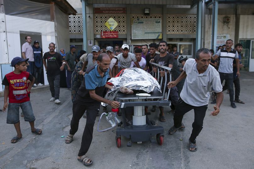 Todesopfer eines Angriffs im Gazastreifen wird ins Krankenhaus von Khan Younis gebracht
