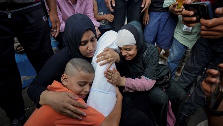 عائلة فلسطينية تنعي طفلتها من عائلة نصر دمر منزلها في مخيم المغازي في قطاع غزة بسبب القصف الإسرائيلي. 2024/06/25