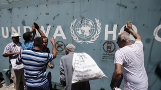 Gázai palesztinok egy UNWRA depó előtt