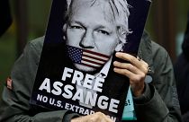 Assange destekçileri, 2019 Mayıs'ında İngiltere'de "Assange'ı serbest bırakın - ABD'ye iadeye hayır" yazılı dövizlerle gösteri düzenlerken (Arşiv)