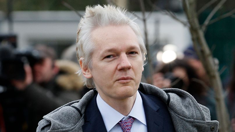 Assange, 2011 yılında İngiltere'de mahkemeye çıkmaya hazırlanırken (Arşiv)