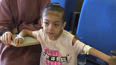 صورة مأخوذة من مقطع فيديو للطفلة الفلسطينية ياسمينا المصابة بسرطان الدم