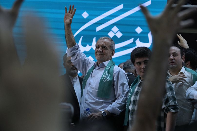 المرشح الإصلاحي للانتخابات الرئاسية الإيرانية المقرر إجراؤها في 28 حزيران/يونيو مسعود بيزشكيان