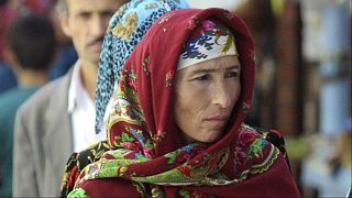 امرأة ترتدي الزي الطاجيكي التقليدي الملون، 7 أكتوبر/تشرين الأول 2001