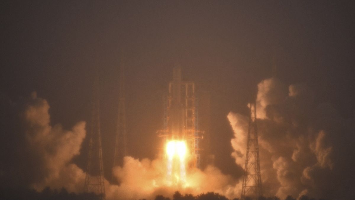 Foguetão com nave espacial Chang'e-6 descola da sua plataforma de lançamento no local de lançamento espacial de Wenchang